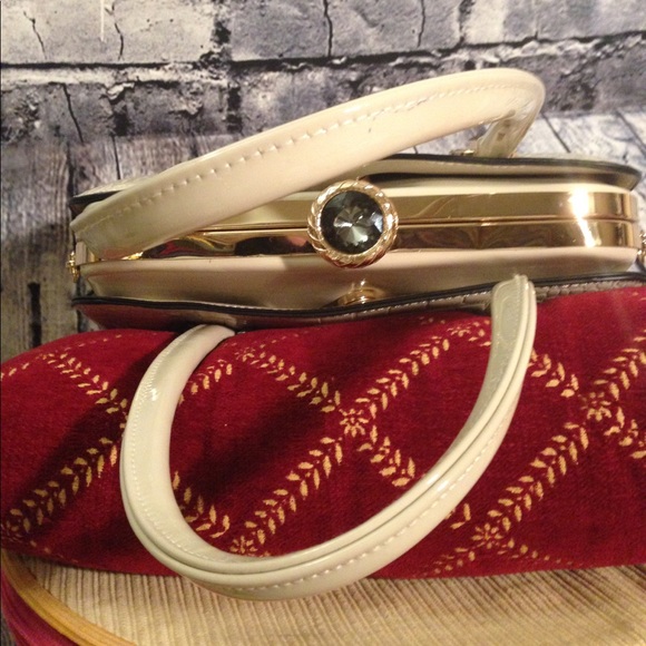 Cute White Elegant Purse ✨ - Picture 5 of 8